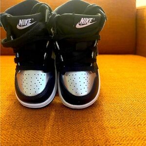 Jordan 1’s silver toe, size 5